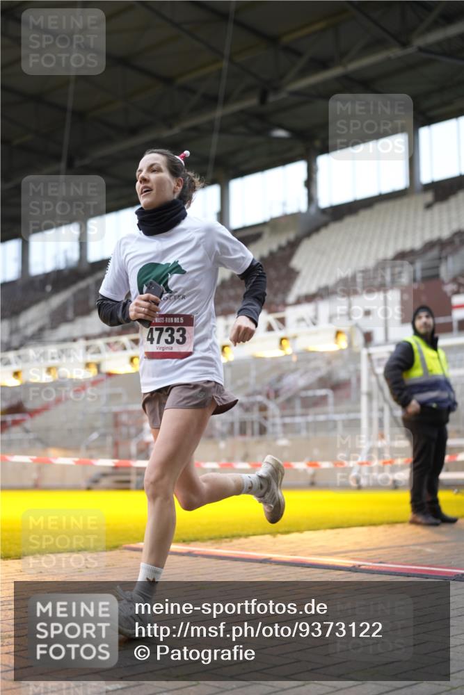07.12.2025 - St. Pauli X-Mass-Run No. 15 Patografie http://msf.ph/oto/9373122 07.12.2025 11:58:58 Ziel 1777, 4733, 4749 meine-sportfotos.de
