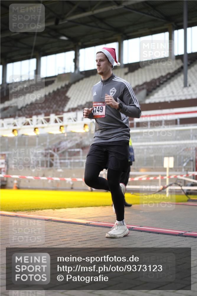 07.12.2025 - St. Pauli X-Mass-Run No. 15 Patografie http://msf.ph/oto/9373123 07.12.2025 11:59:00 Ziel 1777, 4733, 4749 meine-sportfotos.de