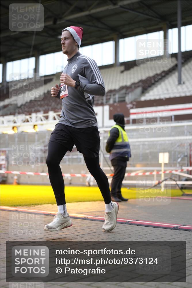 07.12.2025 - St. Pauli X-Mass-Run No. 15 Patografie http://msf.ph/oto/9373124 07.12.2025 11:59:00 Ziel 1777, 4733, 4749 meine-sportfotos.de