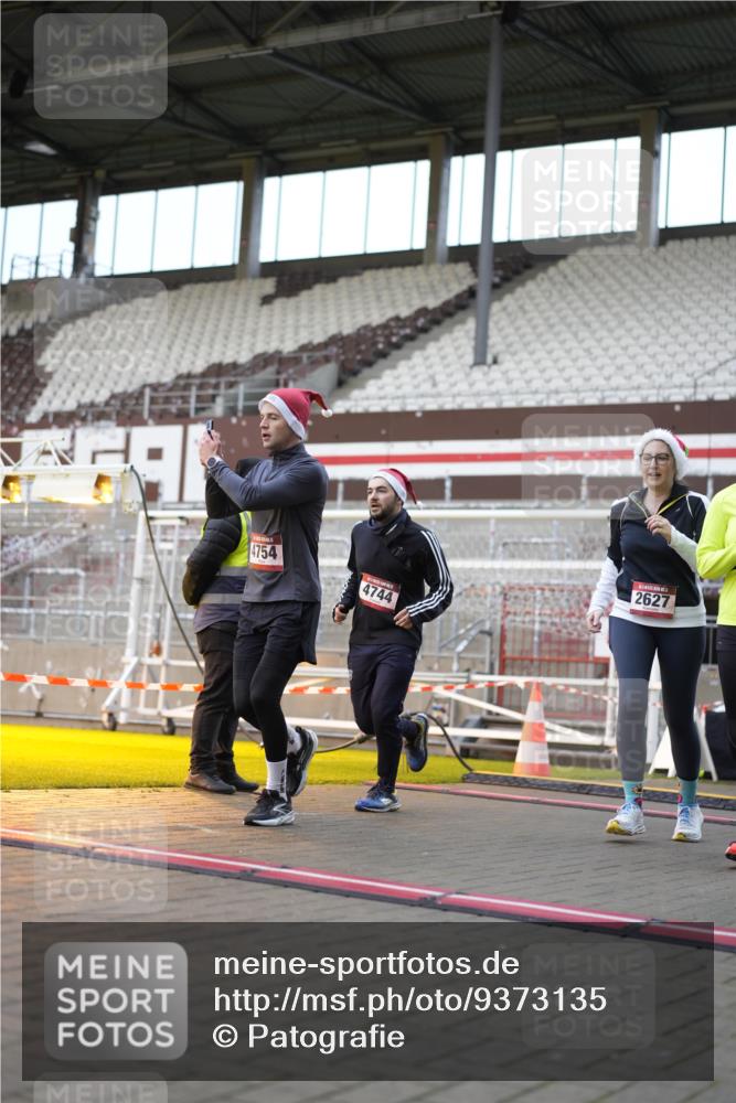 07.12.2025 - St. Pauli X-Mass-Run No. 15 Patografie http://msf.ph/oto/9373135 07.12.2025 11:59:26 Ziel 2627, 2630, 2741, 4242, 4744, 4754, 4790 meine-sportfotos.de