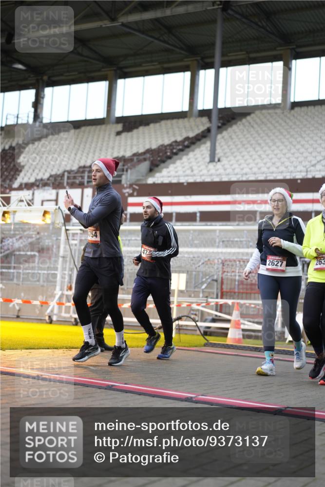 07.12.2025 - St. Pauli X-Mass-Run No. 15 Patografie http://msf.ph/oto/9373137 07.12.2025 11:59:27 Ziel 2627, 2630, 2741, 4242, 4744, 4754, 4790 meine-sportfotos.de