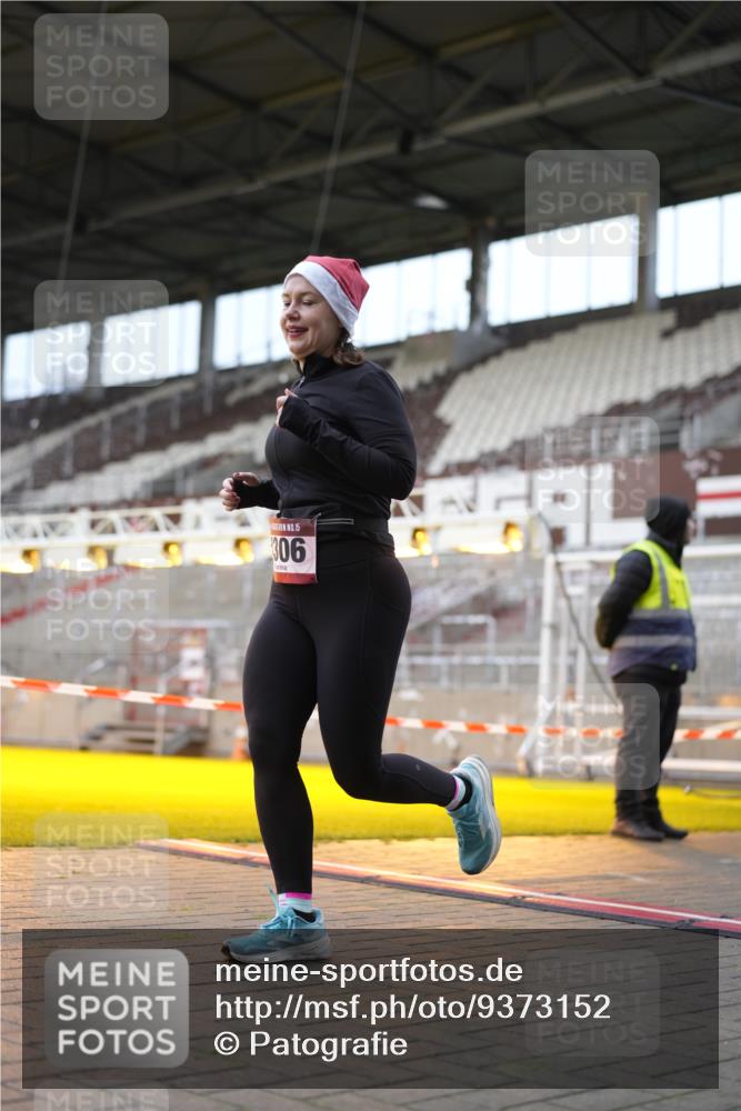 07.12.2025 - St. Pauli X-Mass-Run No. 15 Patografie http://msf.ph/oto/9373152 07.12.2025 11:59:33 Ziel 1864, 1865, 1868, 2627, 2630, 2741, 4306, 4744, 4754 meine-sportfotos.de