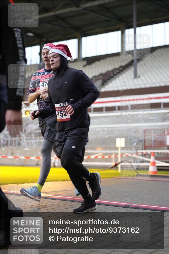 07.12.2025 - St. Pauli X-Mass-Run No. 15 Patografie http://msf.ph/oto/9373162 07.12.2025 11:59:59 Ziel 4743, 4752 meine-sportfotos.de