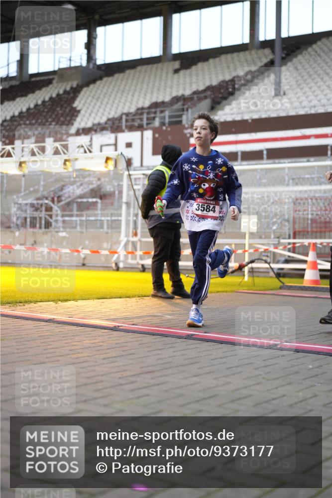 07.12.2025 - St. Pauli X-Mass-Run No. 15 Patografie http://msf.ph/oto/9373177 07.12.2025 12:00:25 Ziel 2264, 2267, 3584, 3587 meine-sportfotos.de