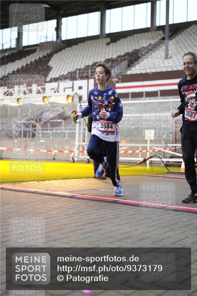 07.12.2025 - St. Pauli X-Mass-Run No. 15 Patografie http://msf.ph/oto/9373179 07.12.2025 12:00:25 Ziel 2264, 2267, 3584, 3587 meine-sportfotos.de