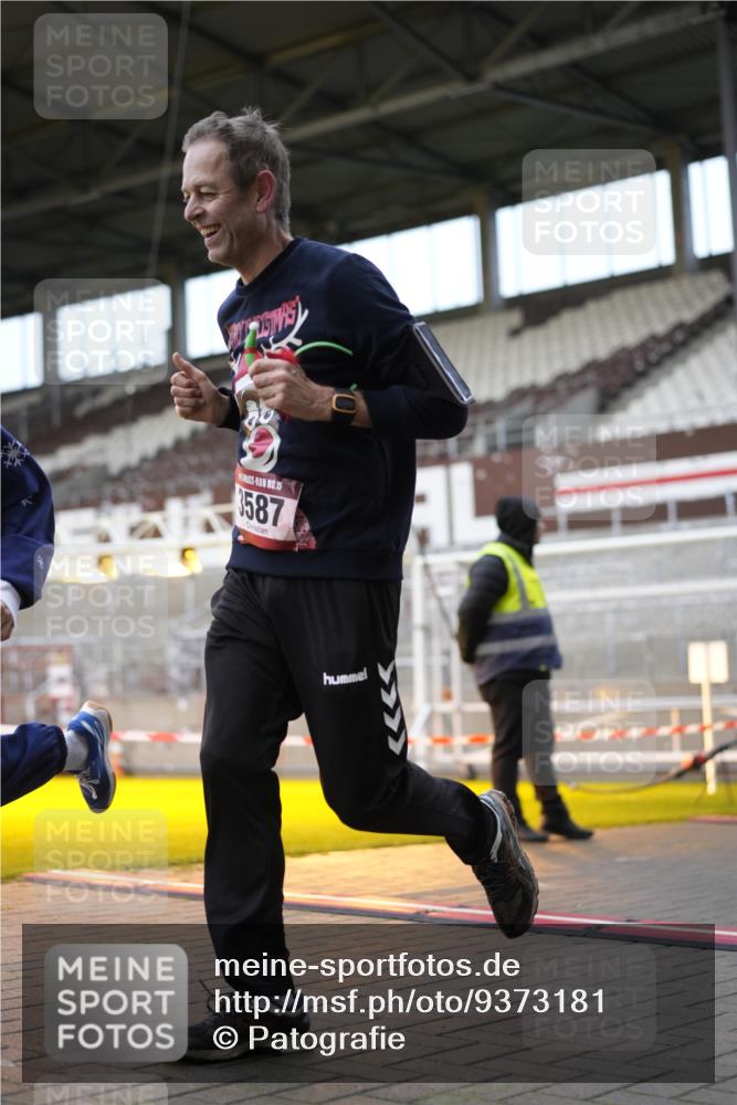 07.12.2025 - St. Pauli X-Mass-Run No. 15 Patografie http://msf.ph/oto/9373181 07.12.2025 12:00:25 Ziel 2264, 2267, 3584, 3587 meine-sportfotos.de
