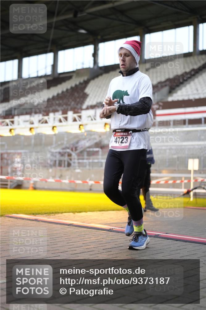 07.12.2025 - St. Pauli X-Mass-Run No. 15 Patografie http://msf.ph/oto/9373187 07.12.2025 12:00:32 Ziel 3584, 3587, 4723 meine-sportfotos.de