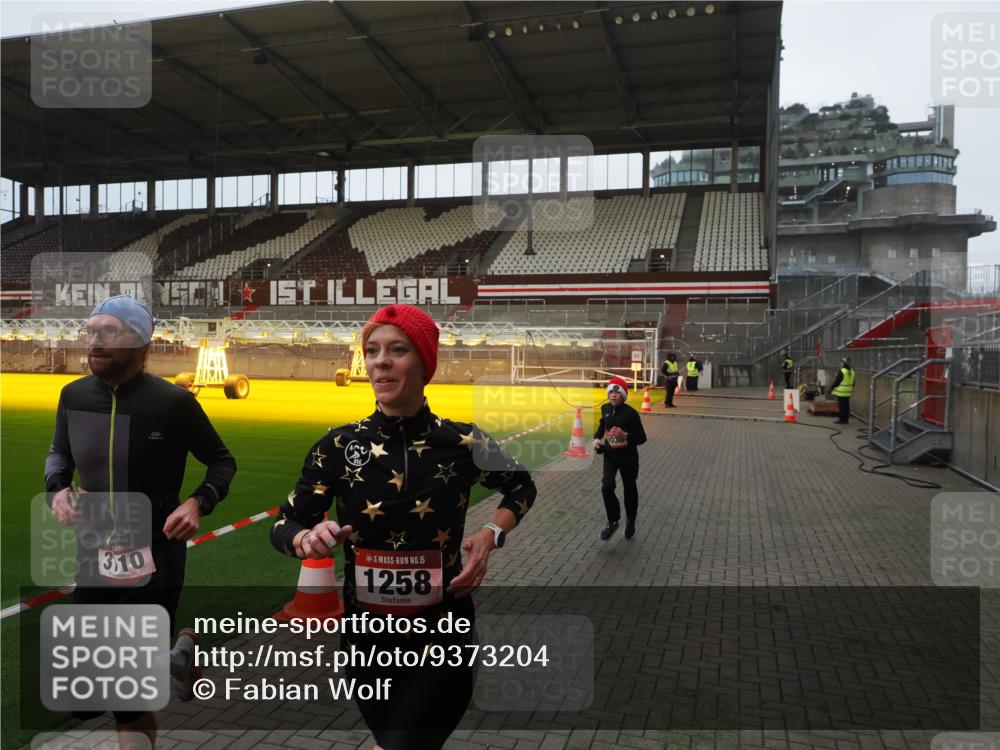 07.12.2025 - St. Pauli X-Mass-Run No. 15 Fabian Wolf http://msf.ph/oto/9373204 07.12.2025 09:51:22 Ziel 13, 1258, 2030, 2135, 2646, 3110, 4273 meine-sportfotos.de