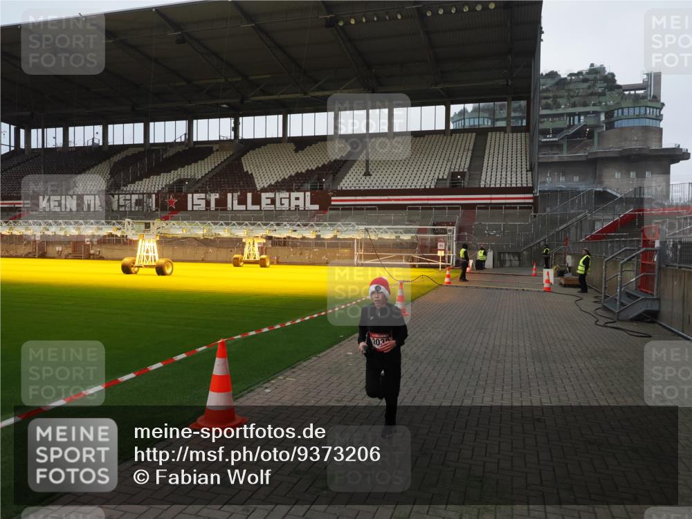 07.12.2025 - St. Pauli X-Mass-Run No. 15 Fabian Wolf http://msf.ph/oto/9373206 07.12.2025 09:51:22 Ziel 13, 1258, 2030, 2135, 2646, 3110, 4273 meine-sportfotos.de