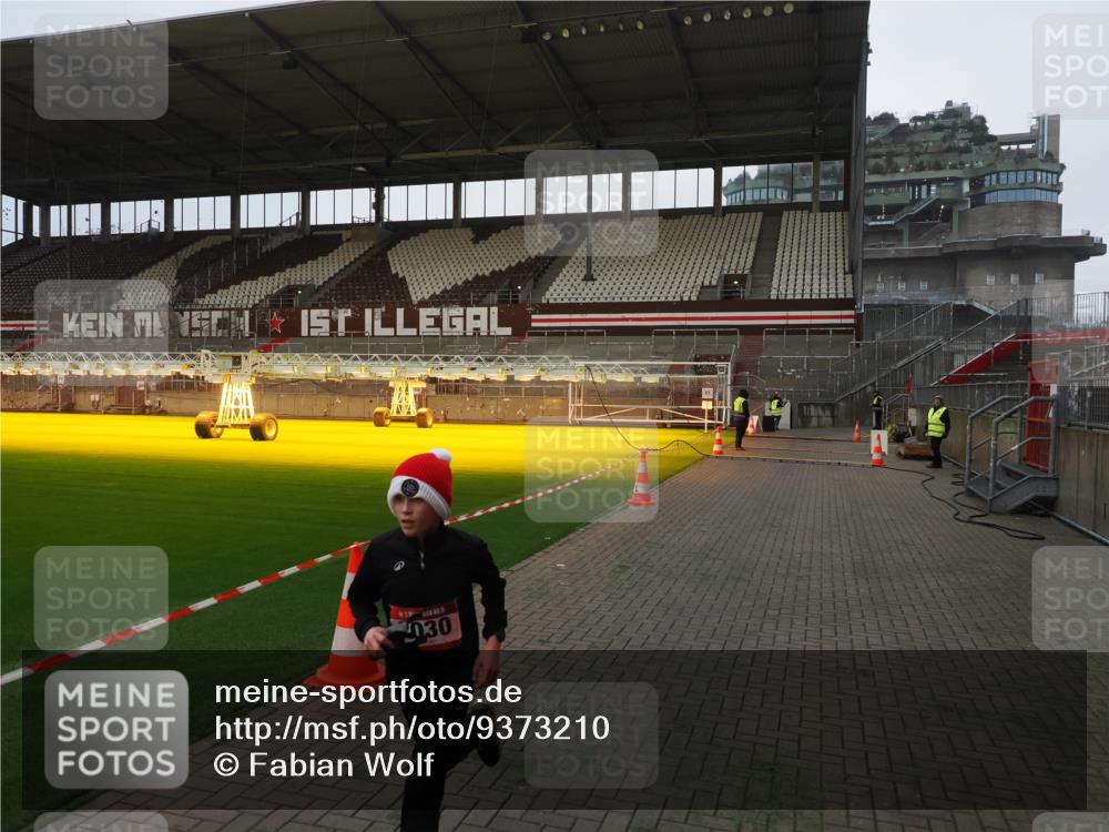 07.12.2025 - St. Pauli X-Mass-Run No. 15 Fabian Wolf http://msf.ph/oto/9373210 07.12.2025 09:51:23 Ziel 13, 1258, 2030, 2135, 2646, 3110, 4273 meine-sportfotos.de