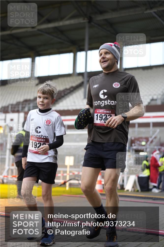 07.12.2025 - St. Pauli X-Mass-Run No. 15 Patografie http://msf.ph/oto/9373234 07.12.2025 12:01:11 Ziel 1635, 1923, 1928, 1932, 2463, 3811, 3813, 3992 meine-sportfotos.de