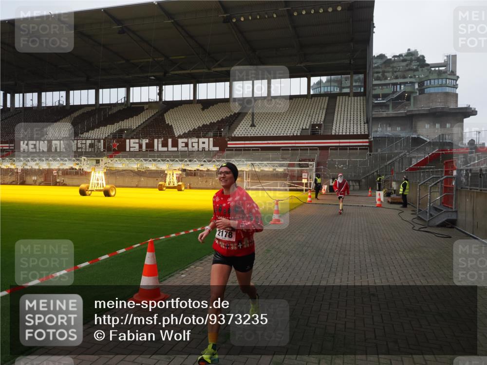 07.12.2025 - St. Pauli X-Mass-Run No. 15 Fabian Wolf http://msf.ph/oto/9373235 07.12.2025 09:51:43 Ziel 1117, 1893, 2178, 2494 meine-sportfotos.de