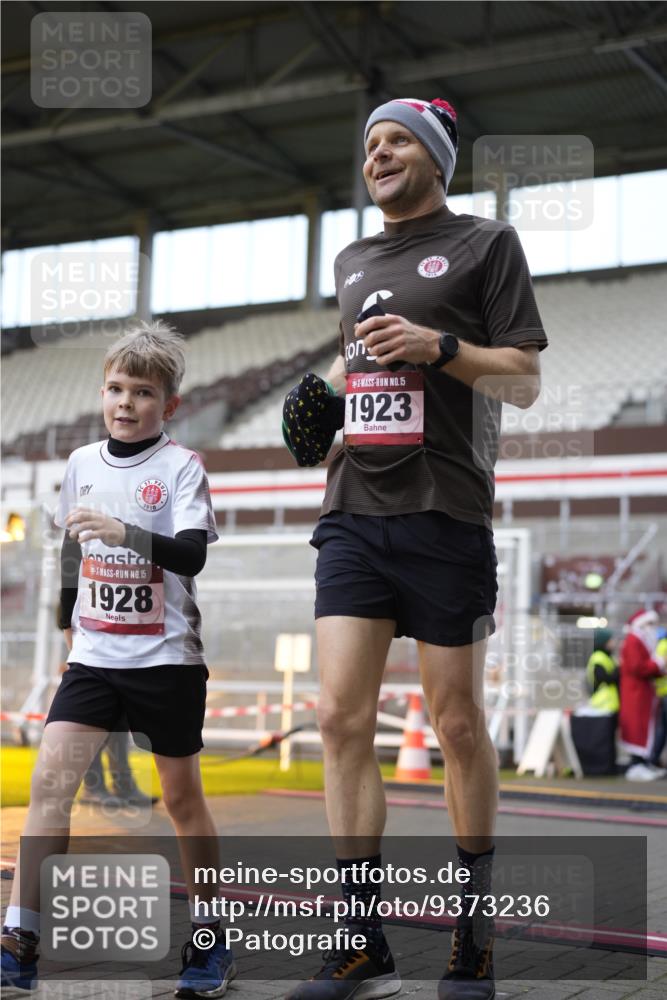 07.12.2025 - St. Pauli X-Mass-Run No. 15 Patografie http://msf.ph/oto/9373236 07.12.2025 12:01:11 Ziel 1635, 1923, 1928, 1932, 2463, 3811, 3813, 3992 meine-sportfotos.de