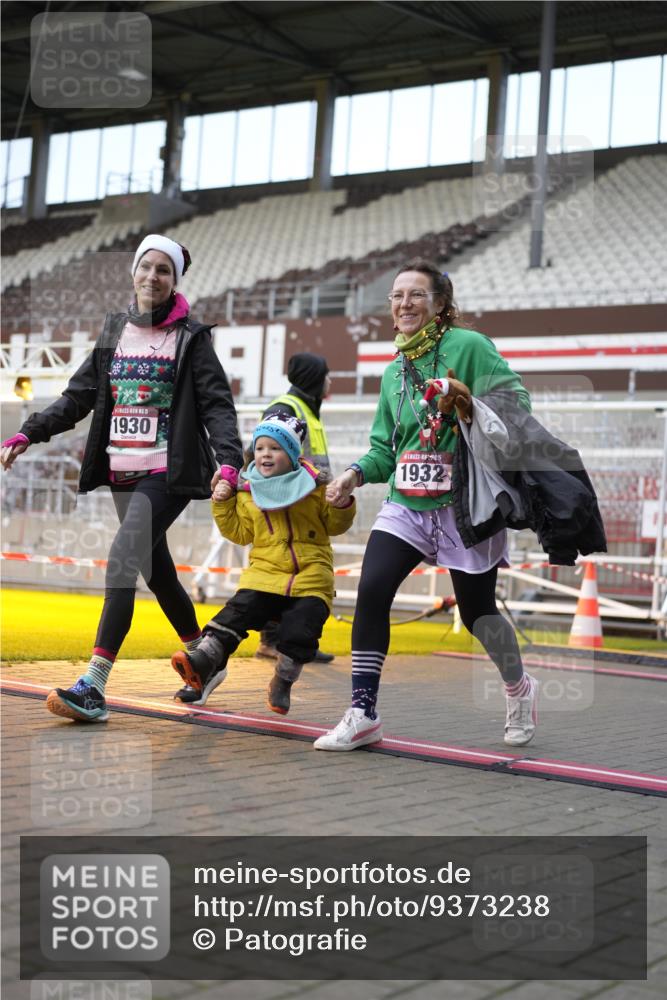 07.12.2025 - St. Pauli X-Mass-Run No. 15 Patografie http://msf.ph/oto/9373238 07.12.2025 12:01:18 Ziel 1923, 1928, 1930, 1932, 3385, 3463, 3531, 3811, 3813, 3990, 3992 meine-sportfotos.de