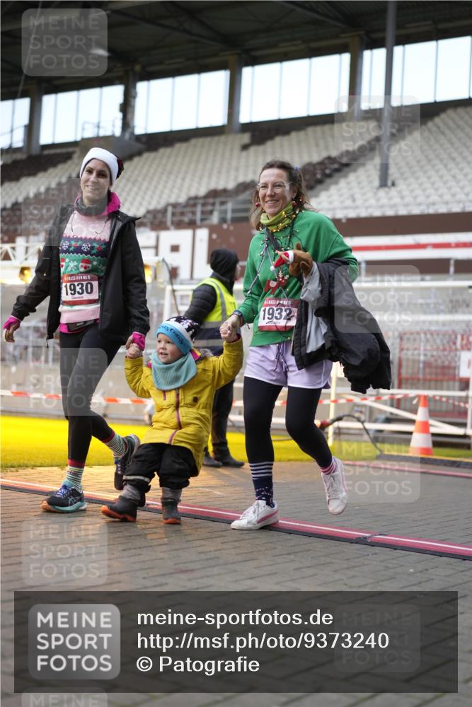 07.12.2025 - St. Pauli X-Mass-Run No. 15 Patografie http://msf.ph/oto/9373240 07.12.2025 12:01:18 Ziel 1923, 1928, 1930, 1932, 3385, 3463, 3531, 3811, 3813, 3990, 3992 meine-sportfotos.de