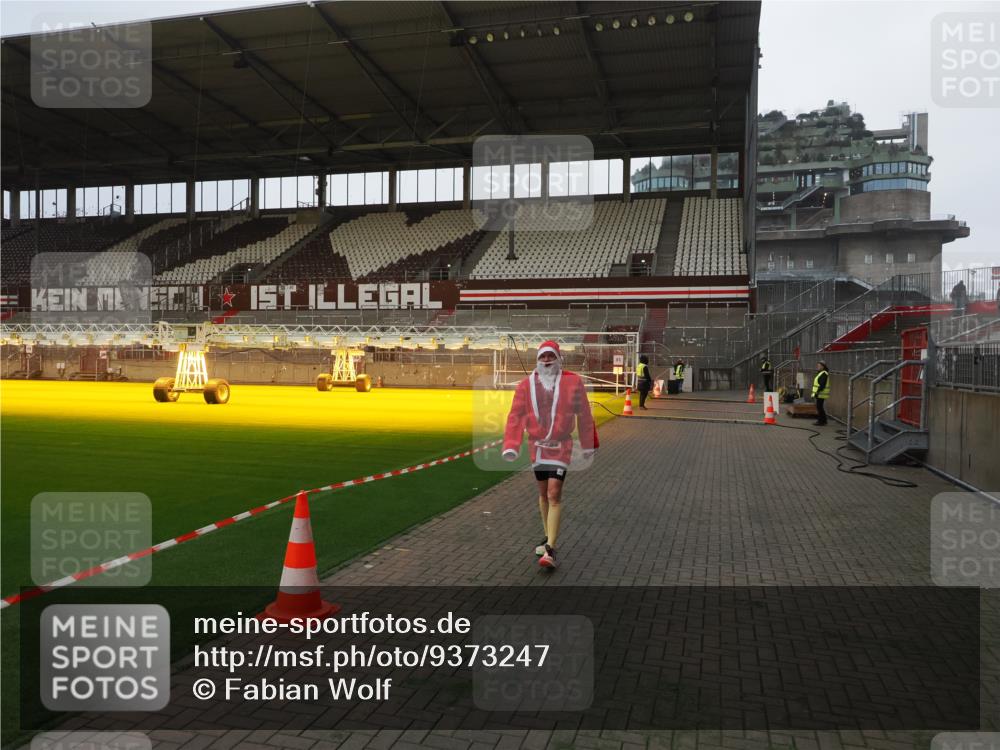 07.12.2025 - St. Pauli X-Mass-Run No. 15 Fabian Wolf http://msf.ph/oto/9373247 07.12.2025 09:51:50 Ziel 1117, 2178, 2494 meine-sportfotos.de