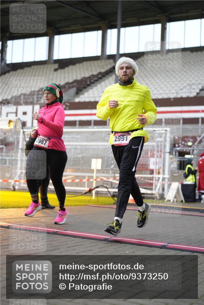 07.12.2025 - St. Pauli X-Mass-Run No. 15 Patografie http://msf.ph/oto/9373250 07.12.2025 12:01:24 Ziel 1786, 1923, 1928, 1930, 1932, 2987, 2991, 3385, 3463, 3531, 3990 meine-sportfotos.de