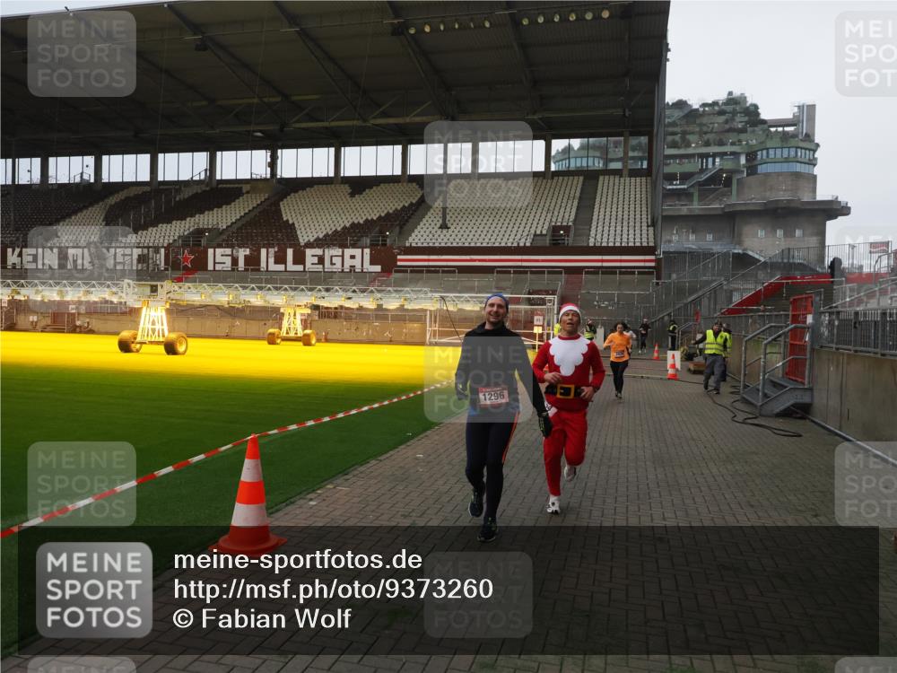07.12.2025 - St. Pauli X-Mass-Run No. 15 Fabian Wolf http://msf.ph/oto/9373260 07.12.2025 09:52:25 Ziel 154, 195, 1296, 2034 meine-sportfotos.de