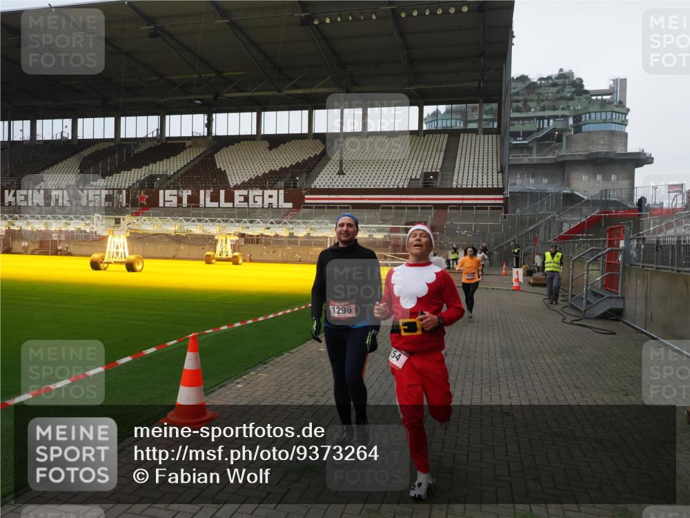 07.12.2025 - St. Pauli X-Mass-Run No. 15 Fabian Wolf http://msf.ph/oto/9373264 07.12.2025 09:52:25 Ziel 154, 195, 1296, 2034 meine-sportfotos.de
