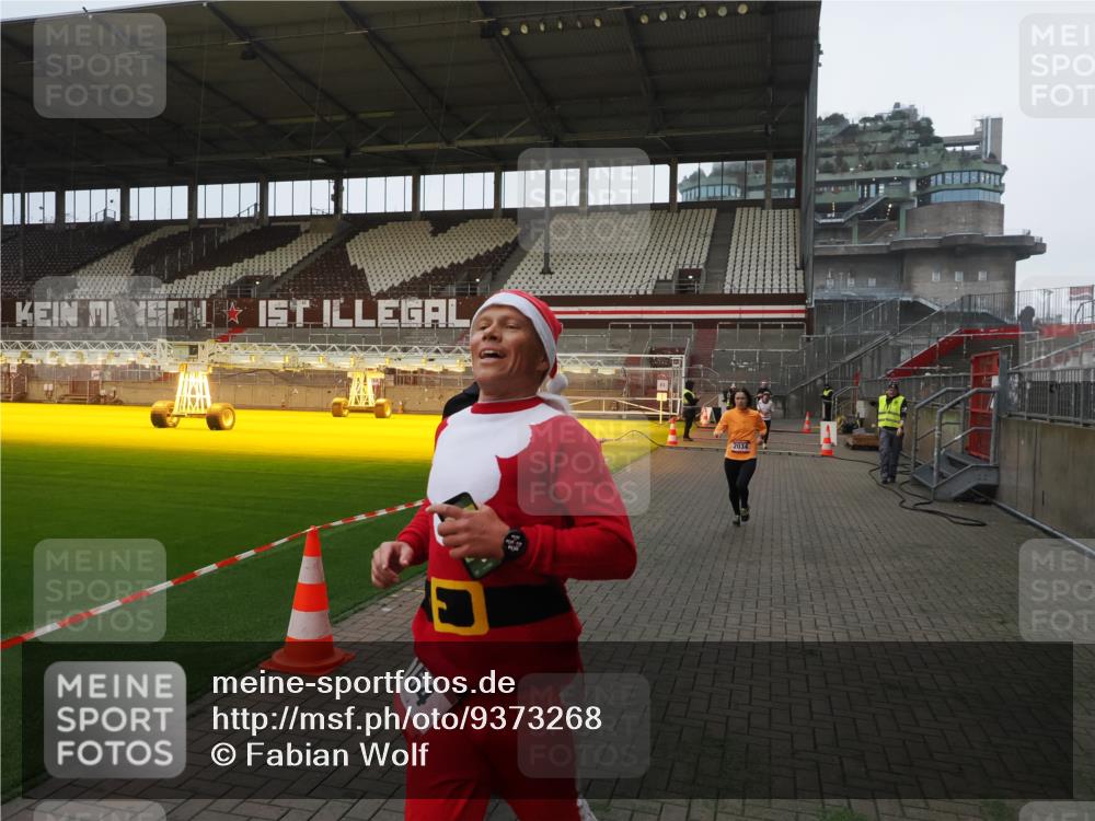 07.12.2025 - St. Pauli X-Mass-Run No. 15 Fabian Wolf http://msf.ph/oto/9373268 07.12.2025 09:52:26 Ziel 154, 195, 1296, 2034 meine-sportfotos.de