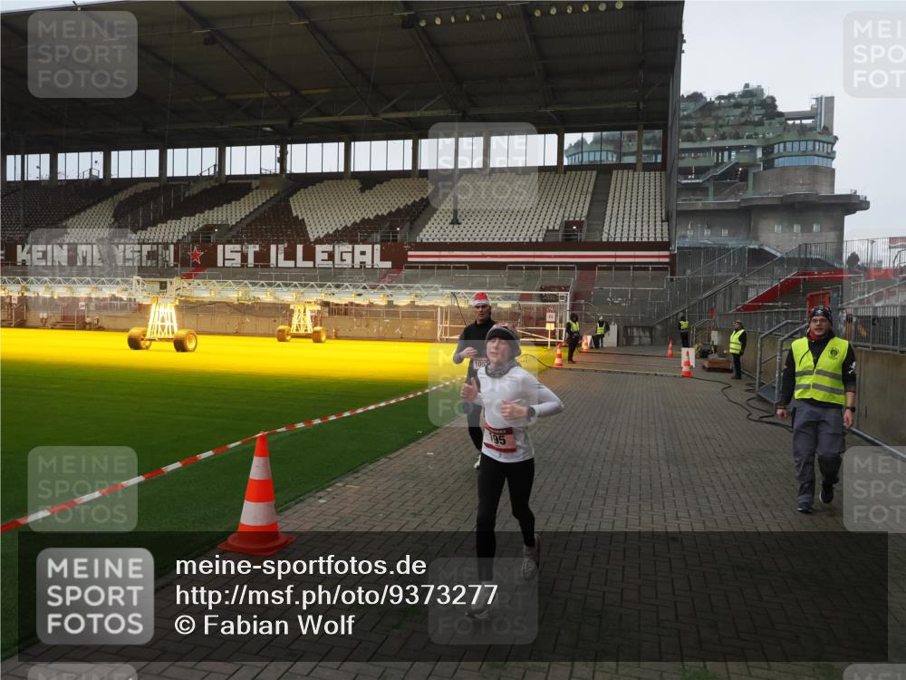 07.12.2025 - St. Pauli X-Mass-Run No. 15 Fabian Wolf http://msf.ph/oto/9373277 07.12.2025 09:52:32 Ziel 154, 195, 1052, 1296, 2034 meine-sportfotos.de