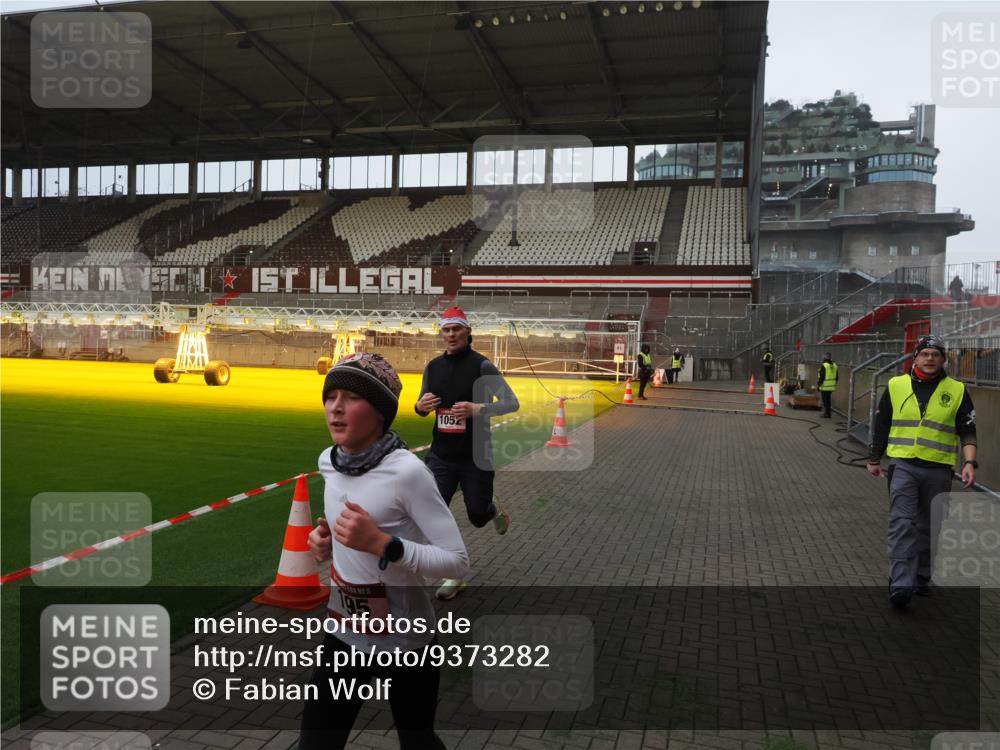 07.12.2025 - St. Pauli X-Mass-Run No. 15 Fabian Wolf http://msf.ph/oto/9373282 07.12.2025 09:52:33 Ziel 154, 195, 1052, 1296, 2034 meine-sportfotos.de