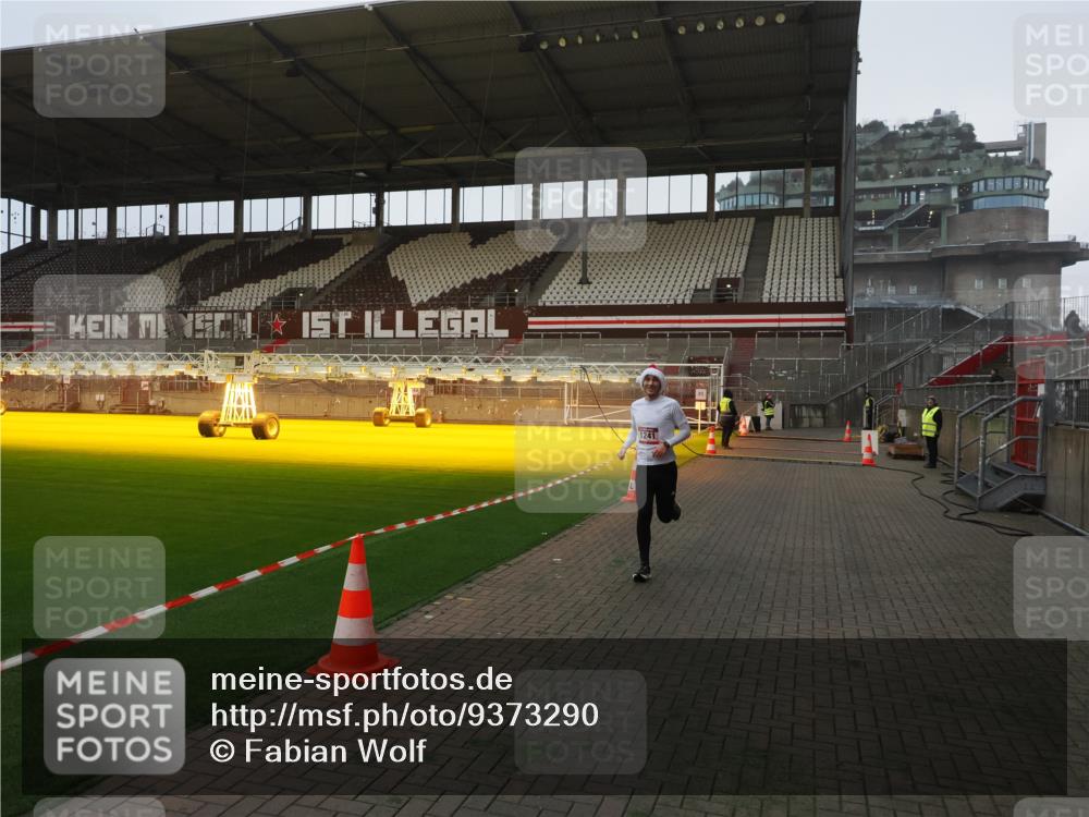 07.12.2025 - St. Pauli X-Mass-Run No. 15 Fabian Wolf http://msf.ph/oto/9373290 07.12.2025 09:52:48 Ziel 1052, 1241 meine-sportfotos.de
