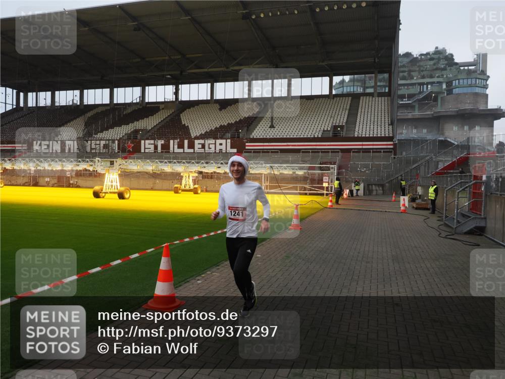 07.12.2025 - St. Pauli X-Mass-Run No. 15 Fabian Wolf http://msf.ph/oto/9373297 07.12.2025 09:52:49 Ziel 1241 meine-sportfotos.de