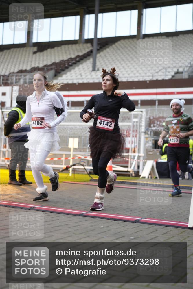 07.12.2025 - St. Pauli X-Mass-Run No. 15 Patografie http://msf.ph/oto/9373298 07.12.2025 12:01:58 Ziel 576, 926, 928, 933, 2411, 2539, 2868, 3869, 4102, 4107, 4109, 4142, 4156, 4253, 4369, 4370 meine-sportfotos.de
