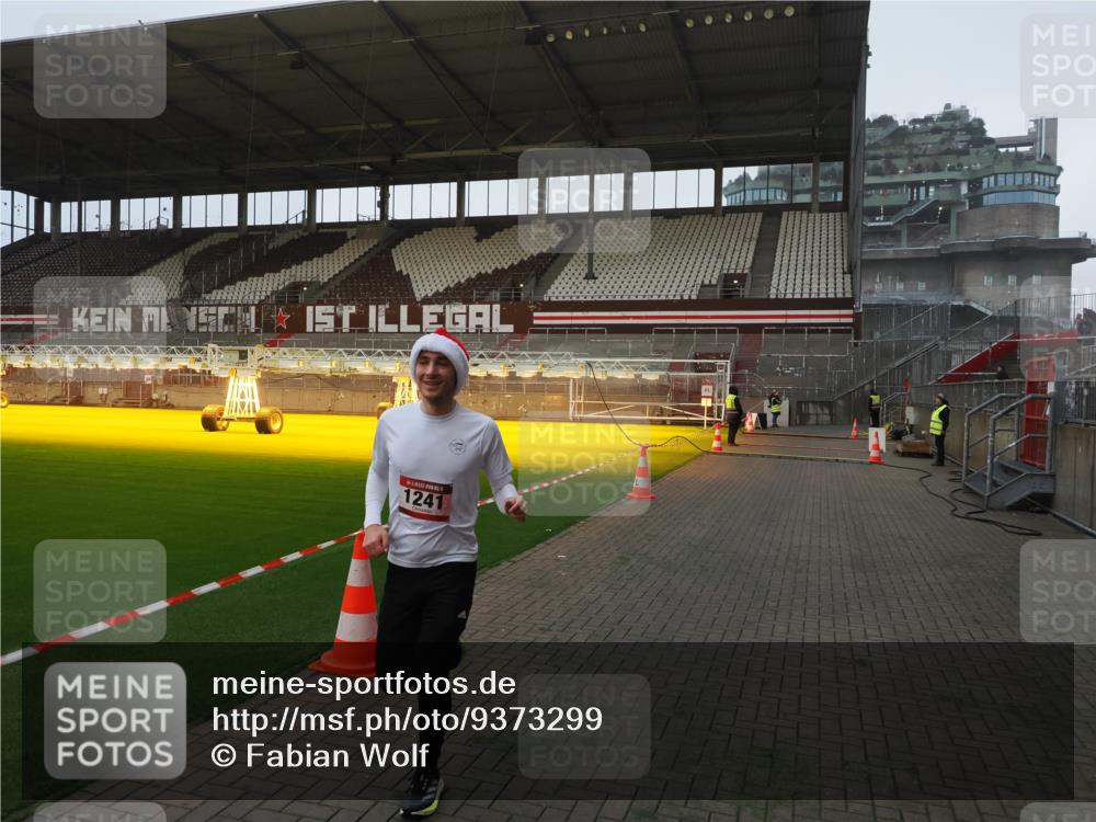 07.12.2025 - St. Pauli X-Mass-Run No. 15 Fabian Wolf http://msf.ph/oto/9373299 07.12.2025 09:52:49 Ziel 1241 meine-sportfotos.de