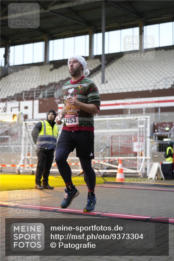 07.12.2025 - St. Pauli X-Mass-Run No. 15 Patografie http://msf.ph/oto/9373304 07.12.2025 12:01:59 Ziel 576, 926, 928, 933, 2411, 2539, 2868, 3869, 4102, 4107, 4109, 4142, 4156, 4253, 4369, 4370 meine-sportfotos.de