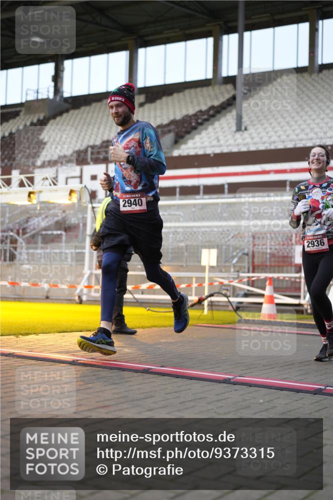 07.12.2025 - St. Pauli X-Mass-Run No. 15 Patografie http://msf.ph/oto/9373315 07.12.2025 12:02:18 Ziel 2936, 2940, 3203, 3837, 4364 meine-sportfotos.de