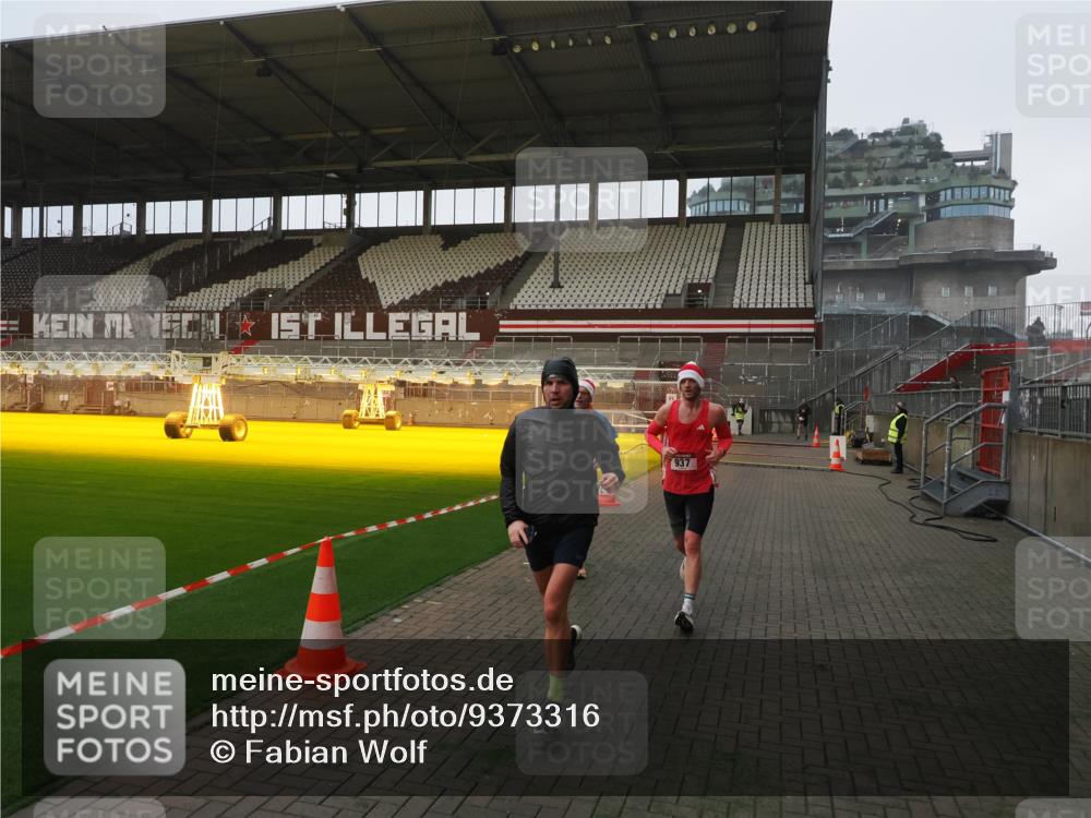 07.12.2025 - St. Pauli X-Mass-Run No. 15 Fabian Wolf http://msf.ph/oto/9373316 07.12.2025 09:53:00 Ziel 937, 1241, 1874 meine-sportfotos.de
