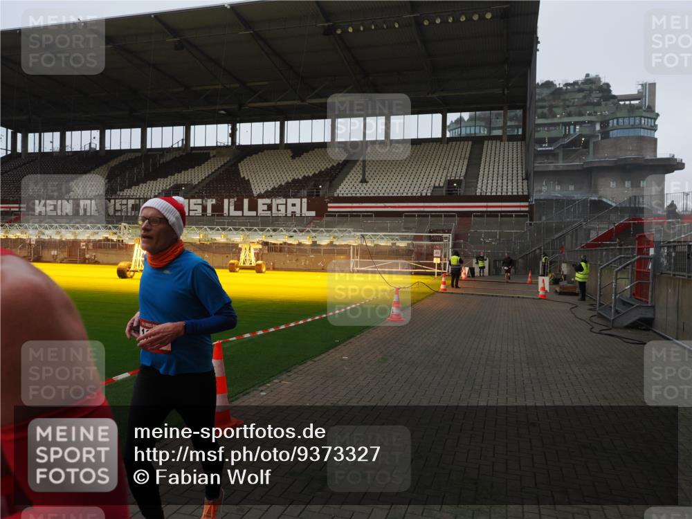 07.12.2025 - St. Pauli X-Mass-Run No. 15 Fabian Wolf http://msf.ph/oto/9373327 07.12.2025 09:53:02 Ziel 937, 1241, 1874 meine-sportfotos.de