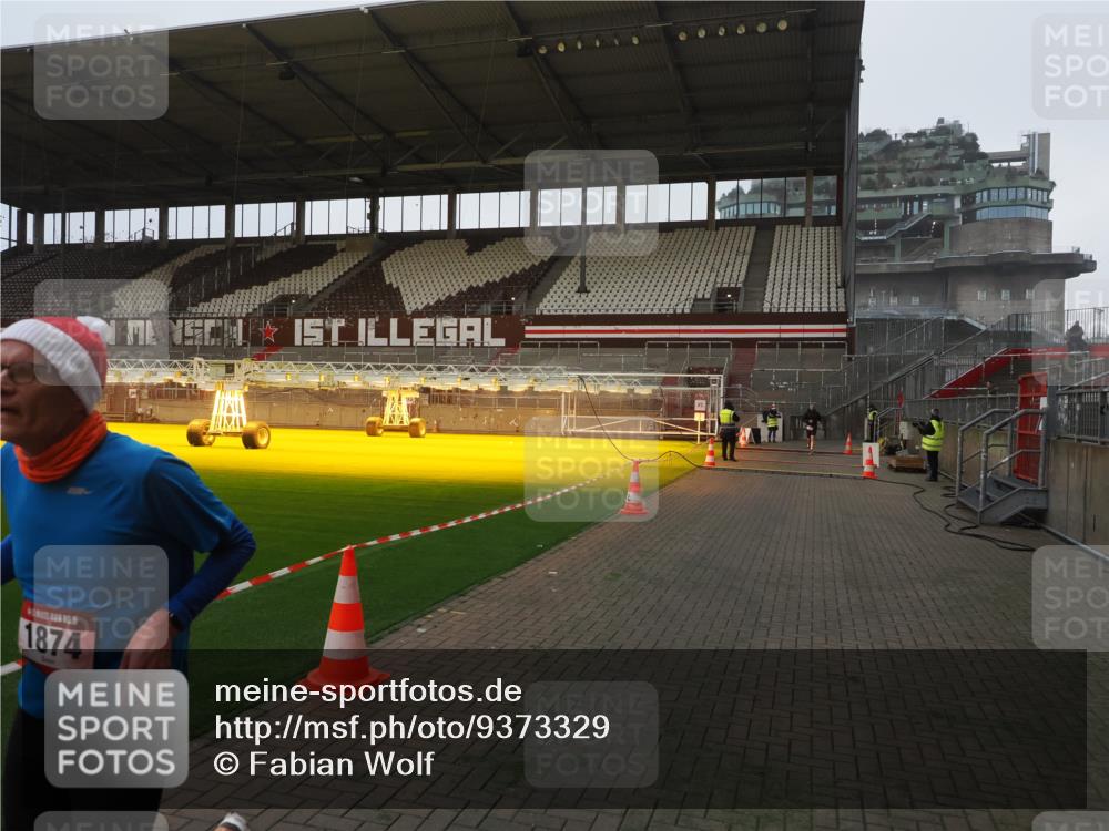07.12.2025 - St. Pauli X-Mass-Run No. 15 Fabian Wolf http://msf.ph/oto/9373329 07.12.2025 09:53:02 Ziel 937, 1241, 1874 meine-sportfotos.de