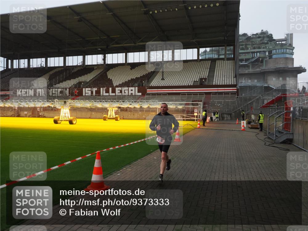 07.12.2025 - St. Pauli X-Mass-Run No. 15 Fabian Wolf http://msf.ph/oto/9373333 07.12.2025 09:53:09 Ziel 518, 937, 1874 meine-sportfotos.de