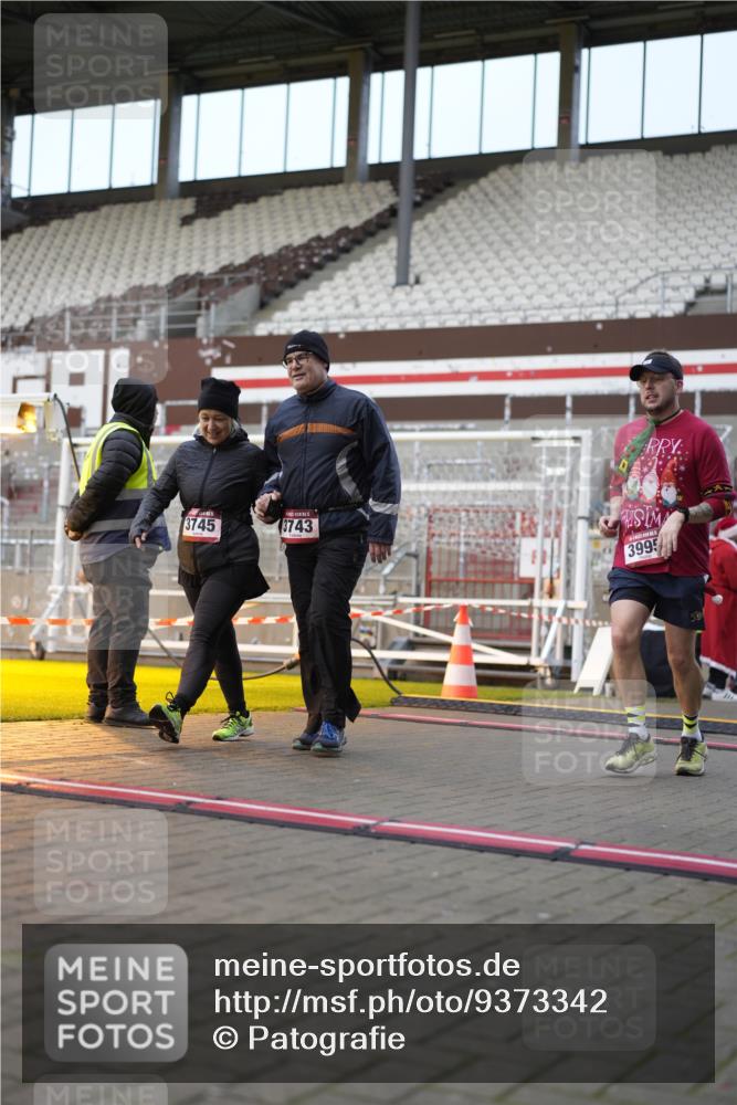 07.12.2025 - St. Pauli X-Mass-Run No. 15 Patografie http://msf.ph/oto/9373342 07.12.2025 12:02:32 Ziel 235, 1279, 1979, 1983, 2936, 2940, 3429, 3432, 3743, 3745, 3803, 3837, 3995 meine-sportfotos.de