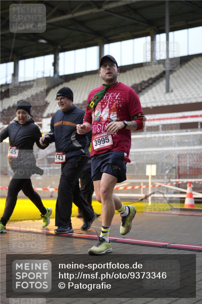 07.12.2025 - St. Pauli X-Mass-Run No. 15 Patografie http://msf.ph/oto/9373346 07.12.2025 12:02:33 Ziel 235, 1279, 1979, 1983, 2936, 2940, 3429, 3432, 3743, 3745, 3803, 3837, 3995 meine-sportfotos.de