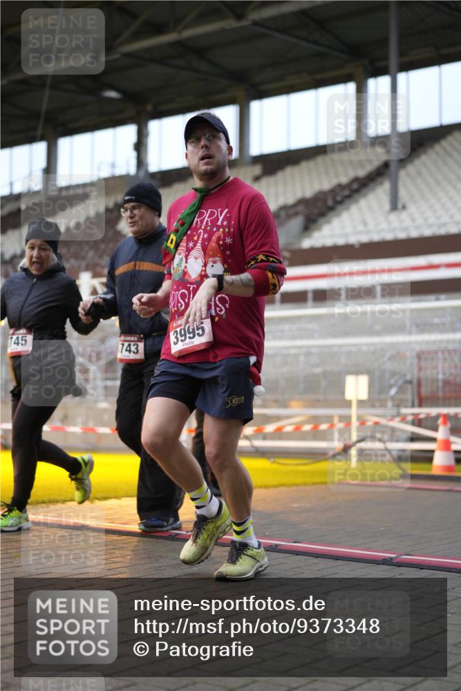 07.12.2025 - St. Pauli X-Mass-Run No. 15 Patografie http://msf.ph/oto/9373348 07.12.2025 12:02:33 Ziel 235, 1279, 1979, 1983, 2936, 2940, 3429, 3432, 3743, 3745, 3803, 3837, 3995 meine-sportfotos.de