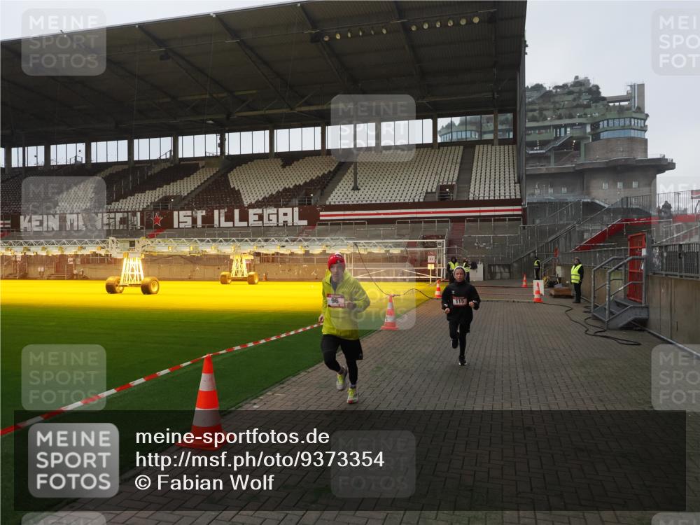 07.12.2025 - St. Pauli X-Mass-Run No. 15 Fabian Wolf http://msf.ph/oto/9373354 07.12.2025 09:53:34 Ziel 96, 115, 3684 meine-sportfotos.de