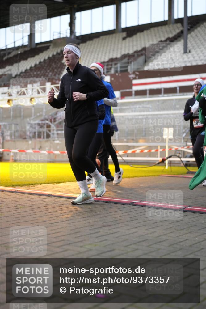 07.12.2025 - St. Pauli X-Mass-Run No. 15 Patografie http://msf.ph/oto/9373357 07.12.2025 12:02:45 Ziel 826, 1279, 2095, 3743, 3745, 3803, 3995, 4076, 4120, 4228, 4681, 4682, 4683, 4684 meine-sportfotos.de