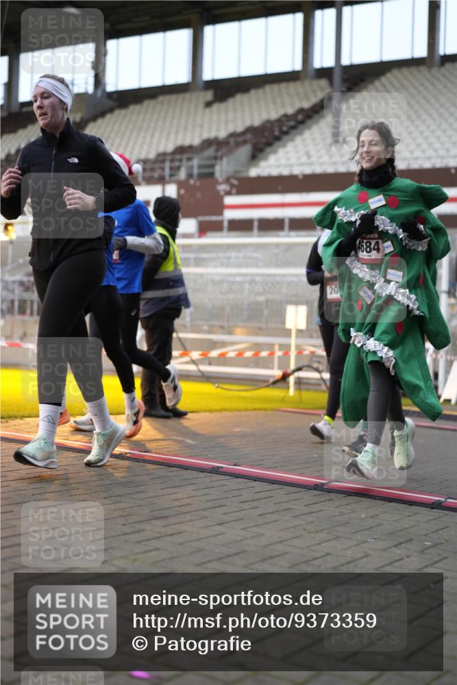 07.12.2025 - St. Pauli X-Mass-Run No. 15 Patografie http://msf.ph/oto/9373359 07.12.2025 12:02:45 Ziel 826, 1279, 2095, 3743, 3745, 3803, 3995, 4076, 4120, 4228, 4681, 4682, 4683, 4684 meine-sportfotos.de