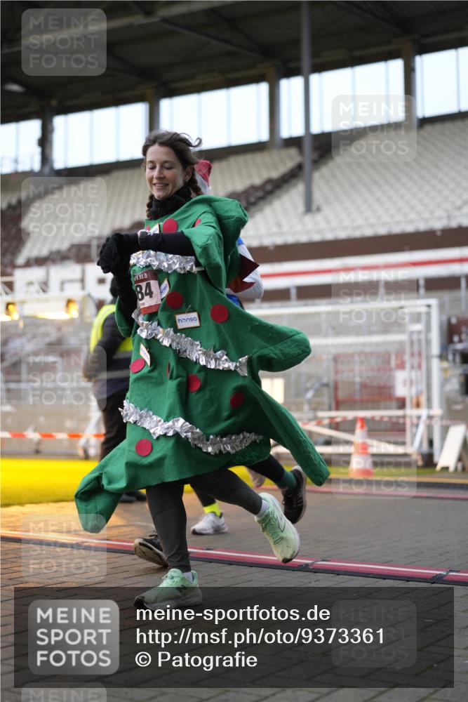 07.12.2025 - St. Pauli X-Mass-Run No. 15 Patografie http://msf.ph/oto/9373361 07.12.2025 12:02:45 Ziel 826, 1279, 2095, 3743, 3745, 3803, 3995, 4076, 4120, 4228, 4681, 4682, 4683, 4684 meine-sportfotos.de