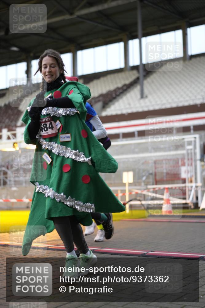 07.12.2025 - St. Pauli X-Mass-Run No. 15 Patografie http://msf.ph/oto/9373362 07.12.2025 12:02:45 Ziel 826, 1279, 2095, 3743, 3745, 3803, 3995, 4076, 4120, 4228, 4681, 4682, 4683, 4684 meine-sportfotos.de