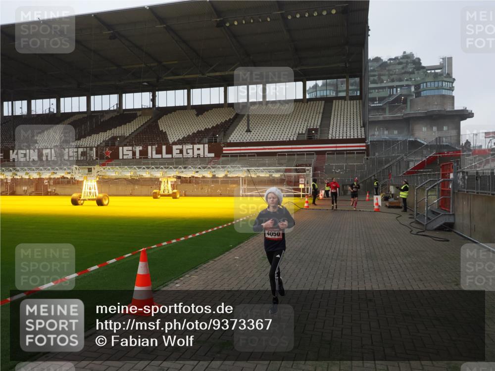 07.12.2025 - St. Pauli X-Mass-Run No. 15 Fabian Wolf http://msf.ph/oto/9373367 07.12.2025 09:53:43 Ziel 96, 115, 4050, 4061, 4062 meine-sportfotos.de