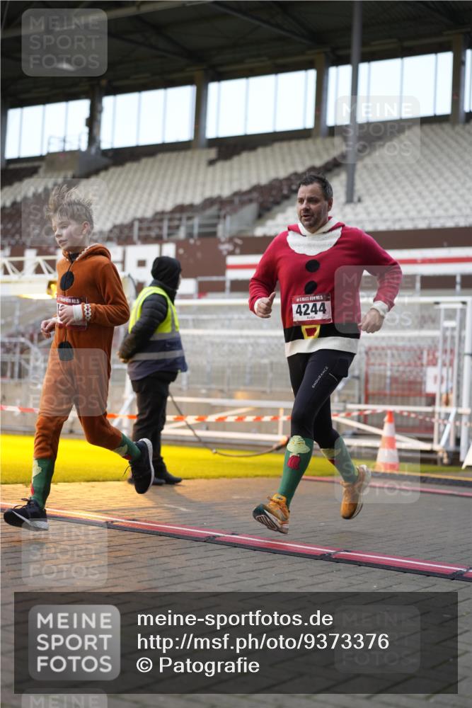 07.12.2025 - St. Pauli X-Mass-Run No. 15 Patografie http://msf.ph/oto/9373376 07.12.2025 12:02:59 Ziel 826, 2095, 2747, 3122, 3130, 3281, 4076, 4120, 4228, 4243, 4244, 4681, 4682, 4683, 4684, 4747, 4751 meine-sportfotos.de