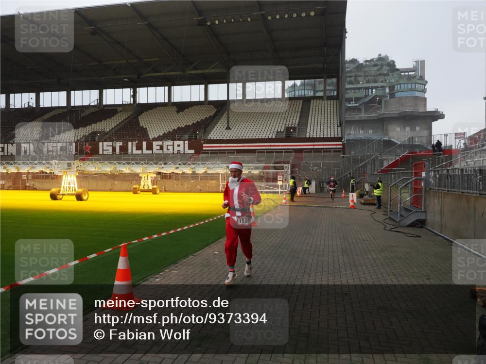 07.12.2025 - St. Pauli X-Mass-Run No. 15 Fabian Wolf http://msf.ph/oto/9373394 07.12.2025 09:53:54 Ziel 1598, 4050, 4061, 4062 meine-sportfotos.de