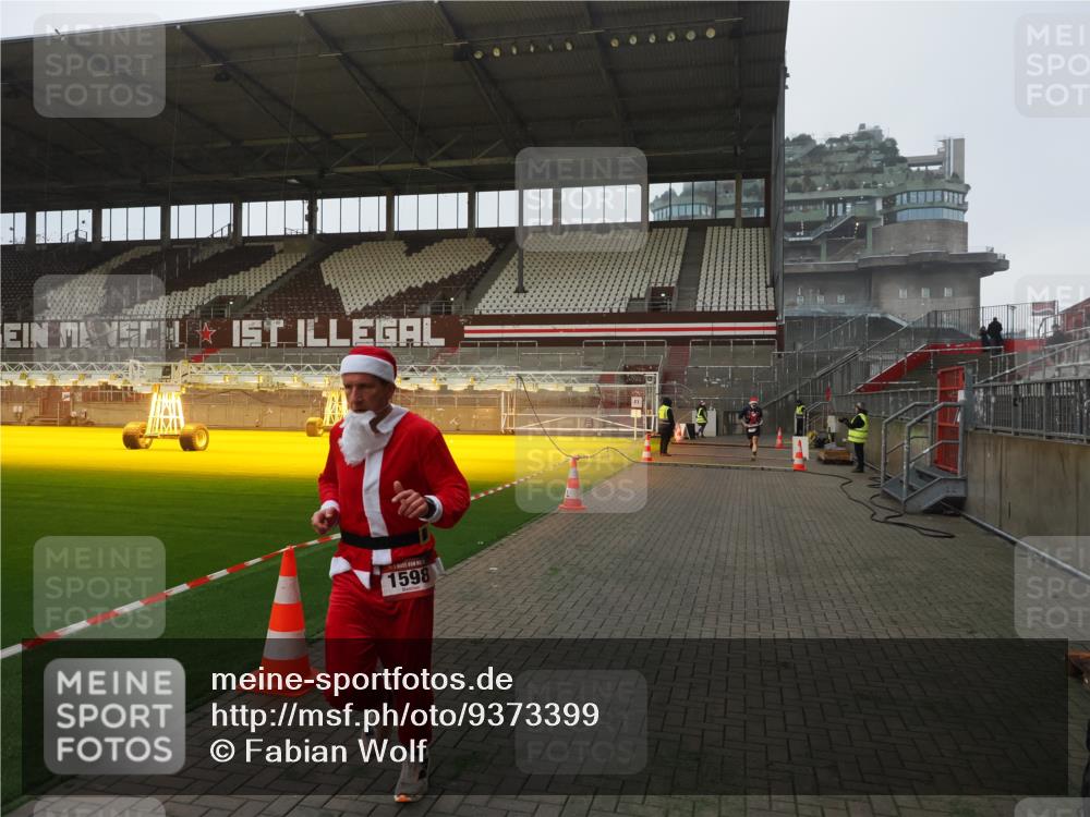 07.12.2025 - St. Pauli X-Mass-Run No. 15 Fabian Wolf http://msf.ph/oto/9373399 07.12.2025 09:53:55 Ziel 1598, 2651, 4050, 4061, 4062 meine-sportfotos.de