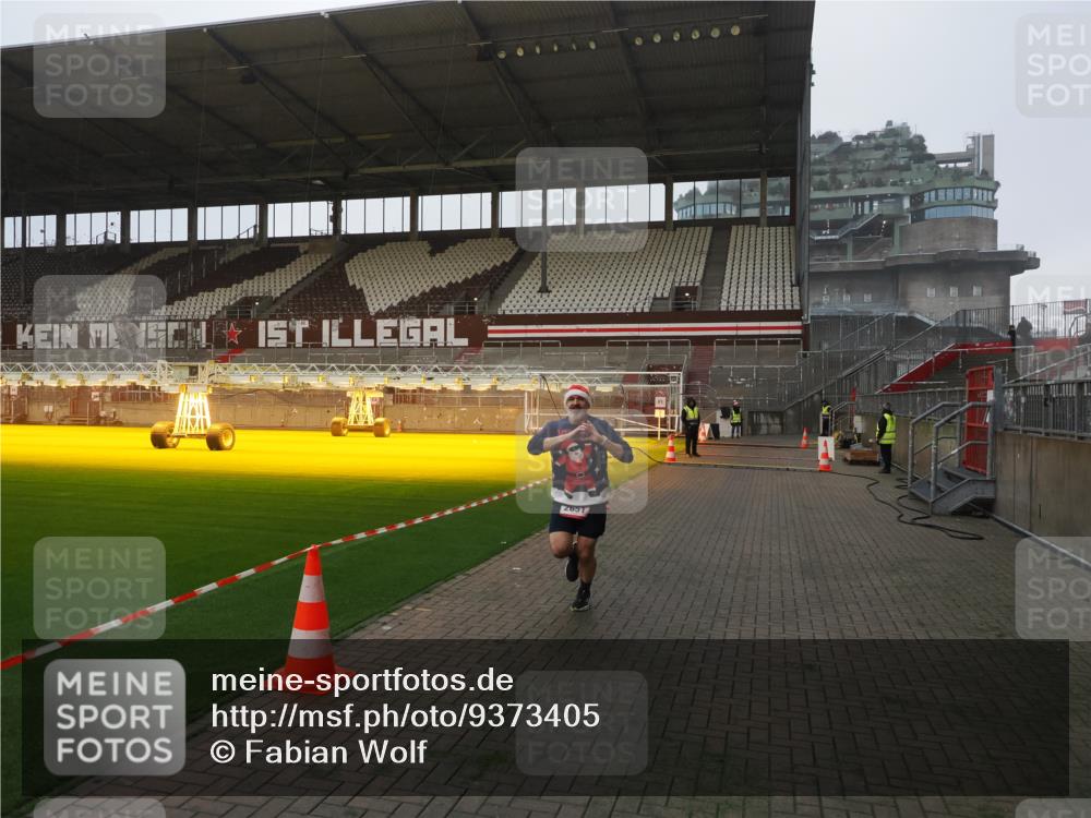 07.12.2025 - St. Pauli X-Mass-Run No. 15 Fabian Wolf http://msf.ph/oto/9373405 07.12.2025 09:54:00 Ziel 1598, 2651, 4061, 4062 meine-sportfotos.de
