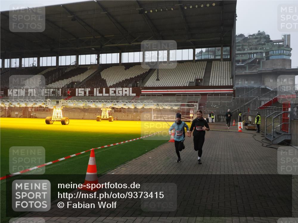 07.12.2025 - St. Pauli X-Mass-Run No. 15 Fabian Wolf http://msf.ph/oto/9373415 07.12.2025 09:54:12 Ziel 1375, 2651, 2900, 3338 meine-sportfotos.de